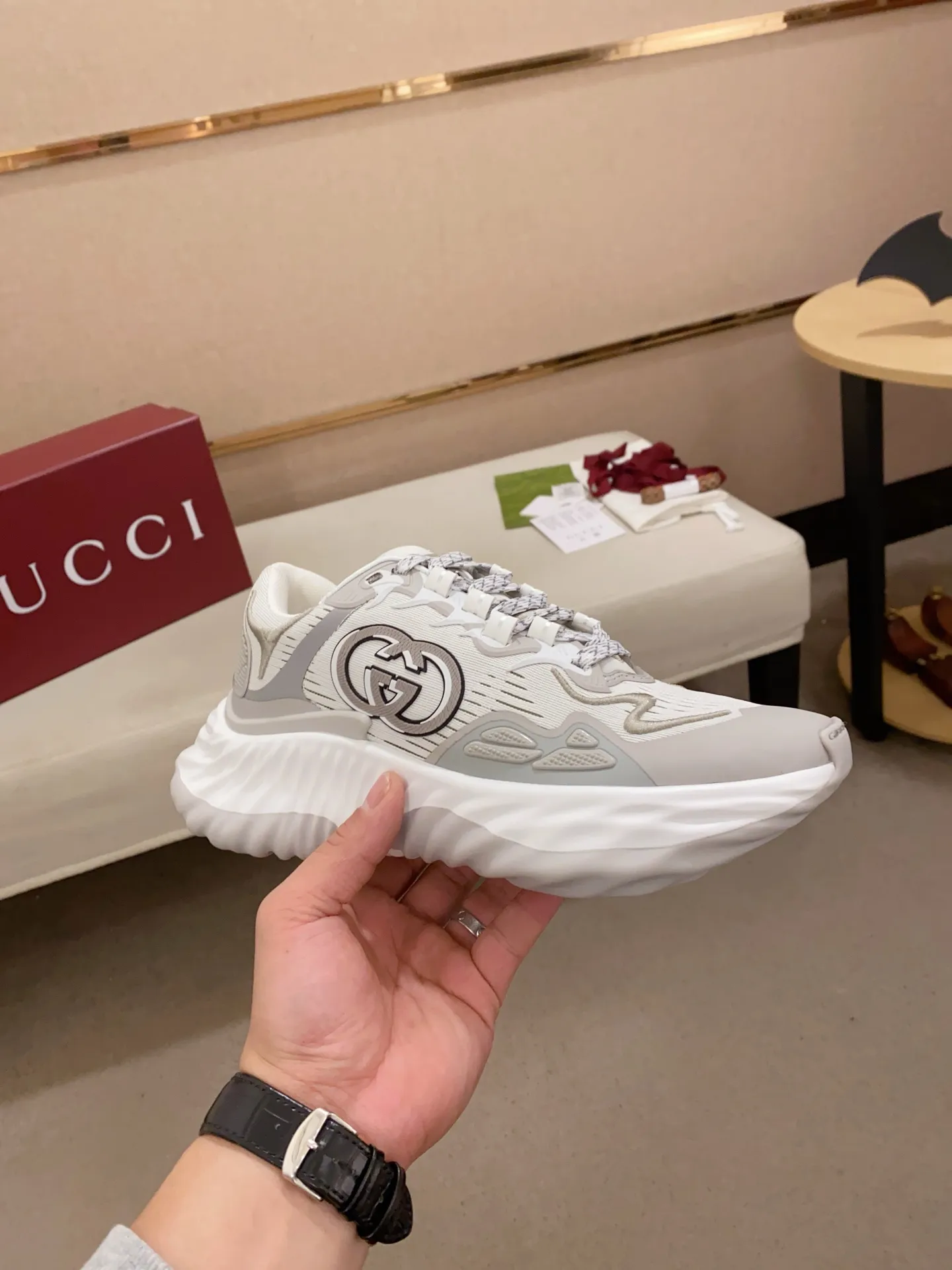 Men's shoes💰: 840💰High version of Gucci series couple's thick-soled sneakers! Gucci Gucci wave shoes Gucci's new designer has brought a new design, with a more comfortable foot feel and a new wave design. GUCCI's new Ripple wave shoes have an upper made of soft nappa leather and mesh. The foamed TPU midsole provides excellent comfort and feels like falling into the clouds. This new sports shoe adopts a thick-soled design, with a stitched leather upper and mesh, showing a full sense of technology. The two major brand logo details, the 3D-effect interlocking Double G leather patch and the Gucci letter metal hardware, inject a dazzling texture into the overall design. These shoes are crafted from silver metallic leather. Silver metallic leather, leather piping mesh details, Gucci lettering metal hardware, interlocking double G patch, lightweight rubber sole, top stitching and comes with a pair of shoelaces. Size: Women's 35-40 (can be customized to 34.41).        Male 39-44 (38.45 can be customized).